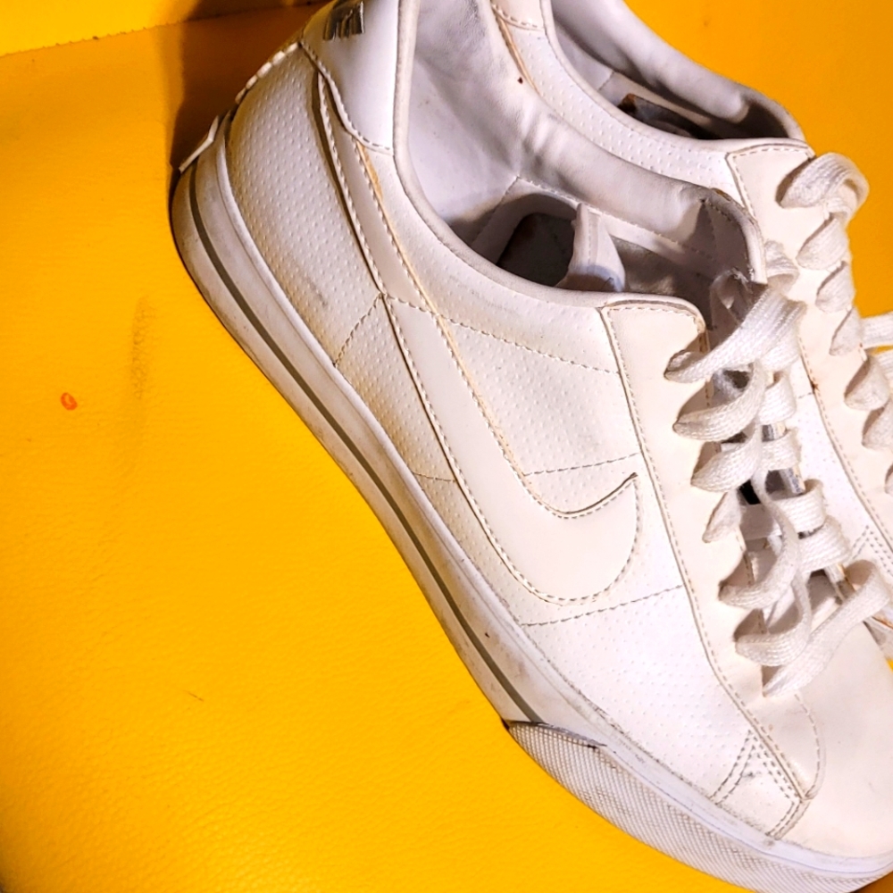 All white ladies 9.5 nike brs gently worn